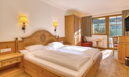 - une chambre avec un grand lit dans l'établissement Hotel Kristall, à Grossarl