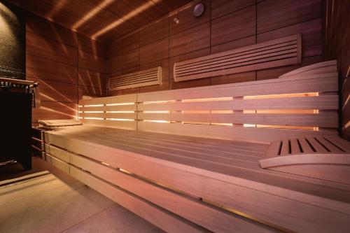 a sauna with a wooden bench in a room at Alpinlounge Rätia Appartements in Ischgl