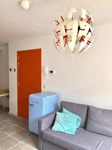 sala de estar con sofá y lámpara de araña en Studio Liepoo en Gante