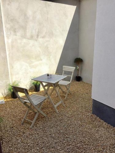 une table et deux chaises assises à côté d'un mur dans l'établissement Studio Liepoo, à Gand