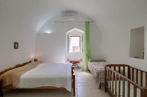 1 Schlafzimmer mit 2 Betten und einem Fenster in der Unterkunft Li Cantori in Marina di Pescoluse