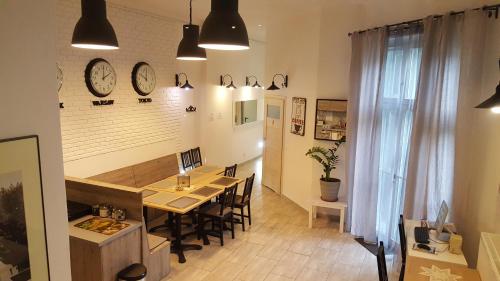 kuchnia i jadalnia ze stołem i krzesłami w obiekcie Hostel Lwowska 11 w Warszawie