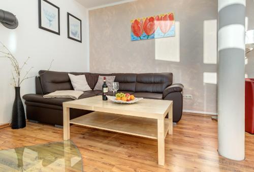 ein Wohnzimmer mit einem Sofa und einem Tisch in der Unterkunft Ferienwohnung Kira in Ahlbeck