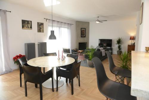 Boutique Apartment in Chalandriにあるテレビまたはエンターテインメントセンター