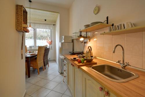 Kitchen o kitchenette sa Pension Vila Hana