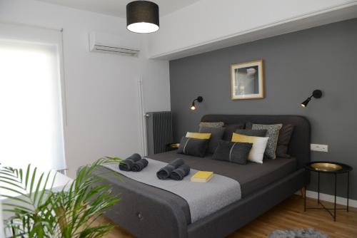 ein Schlafzimmer mit einem großen Bett in einem Zimmer in der Unterkunft Boutique Apartment in Chalandri in Athen