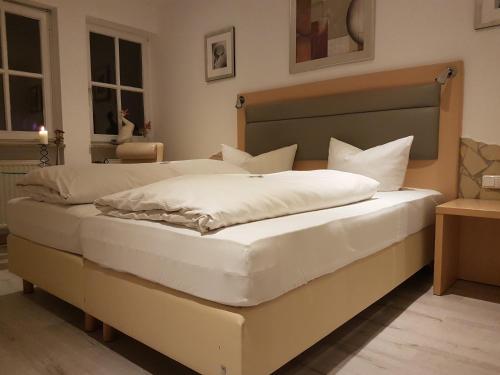 Säng eller sängar i ett rum på Seebauer-Hotel Die Ente von Wassertrüdingen
