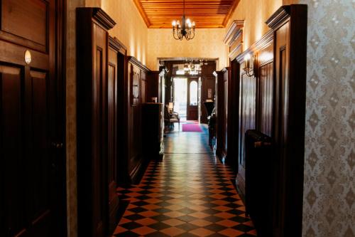 a hallway with a black and white checkered floor at Hotel & Restaurant "Deutscher Kaiser" in Perleberg