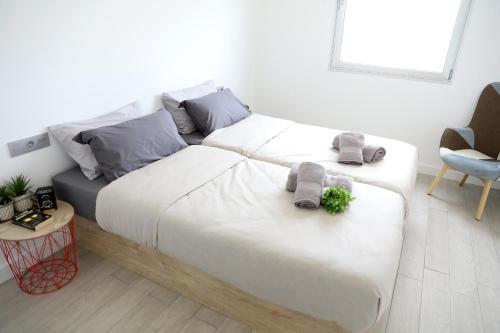 Ένα ή περισσότερα κρεβάτια σε δωμάτιο στο Luxury apartment in Playa Paraiso by AltamarHomes