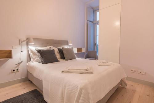 LovelyStay - Charming 3 Bedroom Wonder Downtown tesisinde bir odada yatak veya yataklar