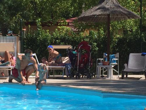een groep mensen die in een zwembad spelen bij Brevar - Toscane in Torre del Lago Puccini