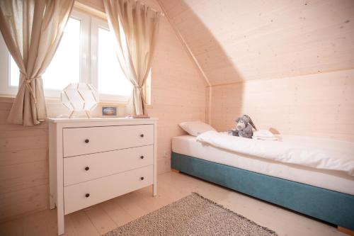 Una cama o camas en una habitación de SOSNOWY KLIFF