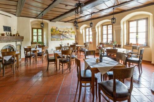 Restaurace v ubytování Burgschänke & Herberge Goldener Löwe