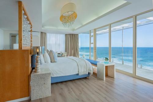 1 dormitorio con 1 cama y vistas al océano en Views Boutique Hotel & Spa, en Wilderness