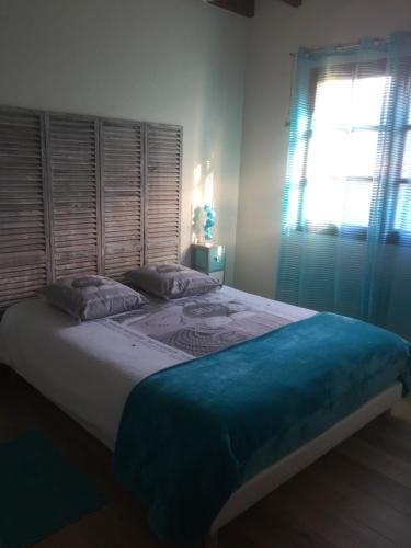 Un dormitorio con una cama grande y una ventana en Mariandre chambre chez l'habitant, en Biscarrosse