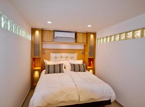 Sitio de CalahondaにあるModern villa with Heated Pool, Jacuzzi, Sauna, sleeps 10のベッドルーム1室(大型ベッド1台付)
