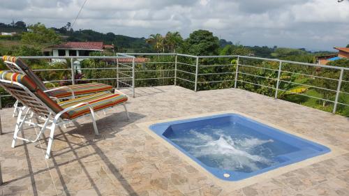 un patio con una silla y una piscina en Santamaría Hotel Bed and Breakfast, en Pereira