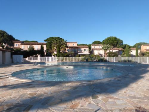 ガッサンにあるGASLIND - Golfe de St-Tropez - Mazet dans domaine privé avec piscineの家屋を背景にした庭のスイミングプール