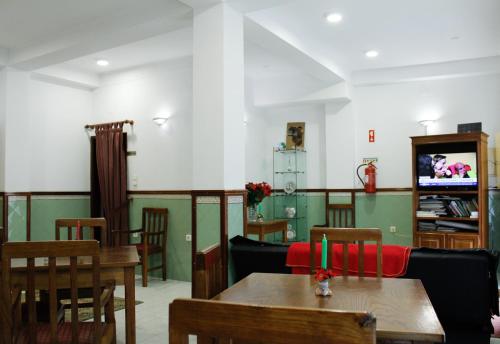 a dining room with a table and chairs at Residencia Coimbra in Coimbra