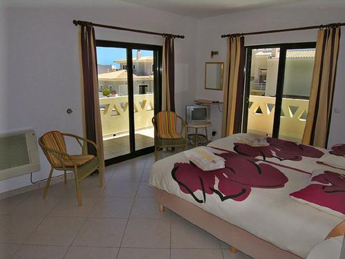 una camera da letto con un letto grande e un balcone di Proa Chamaco - Lagos a Lagos