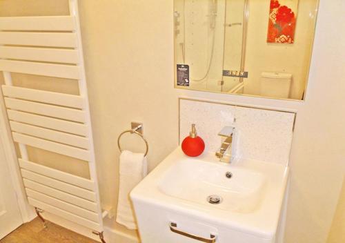 ゴスポートにあるStoke Villasのバスルーム(白い洗面台、鏡付)