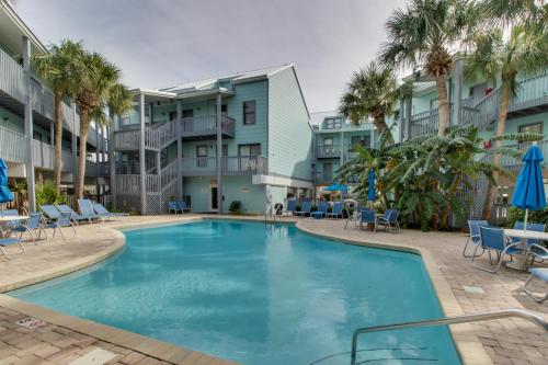 The swimming pool at or close to Ocean Reef Condos