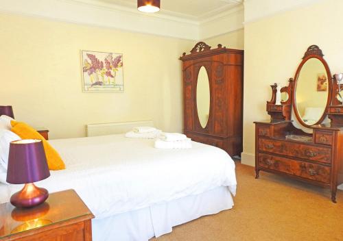 Uma cama ou camas num quarto em Stoke Villas