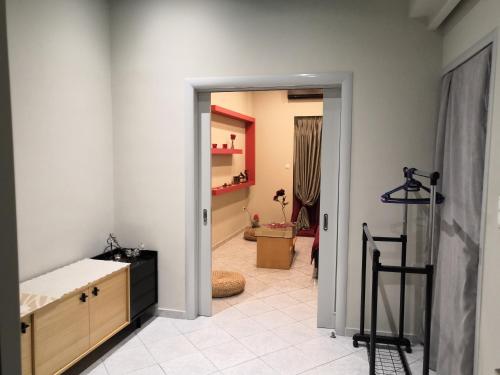 een kamer met een badkamer met een wastafel en een spiegel bij Barbara's appartment in Athene