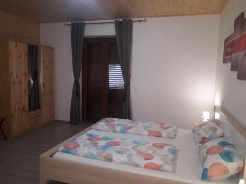 um quarto com duas camas num quarto em ATL AGRITURISMO em Salorno