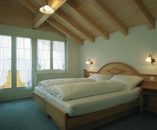 En eller flere senge i et værelse på Chemihüttli Apartments Axalp