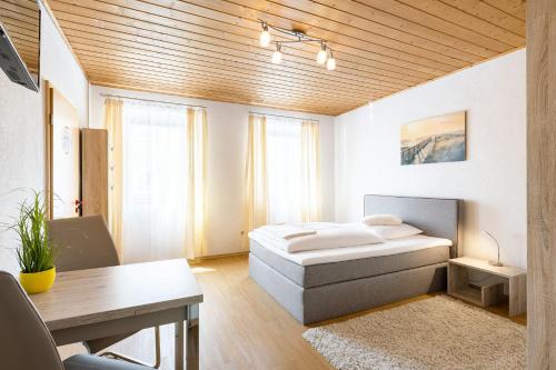 Ένα ή περισσότερα κρεβάτια σε δωμάτιο στο Bayerischer Hof
