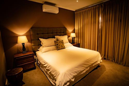 Säng eller sängar i ett rum på The Royal Hotel