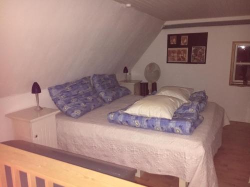 MarstalにあるSøndergade 21の青い枕が付いたベッド1台が備わる客室です。