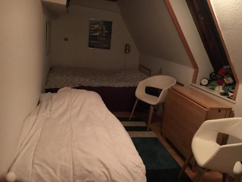 MarstalにあるSøndergade 21の小さなベッドルーム(ベッド1台、デスク、椅子付)