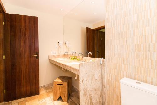 a bathroom with a sink and a mirror at Pousada La Dolce Vita in Búzios
