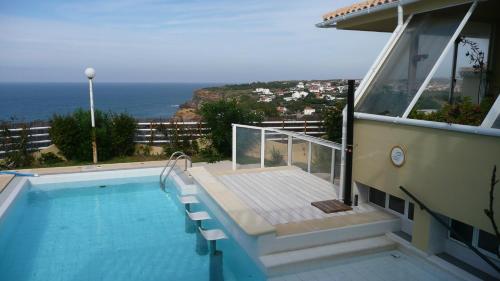 - une piscine avec vue sur l'océan dans l'établissement Sea House Apartment with Pool near Ericeira's great surf spots, à Ribamar