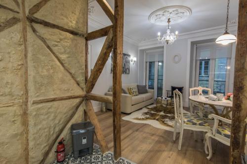 Vintage Flat Near Santa Justa's Lift by LovelyStay