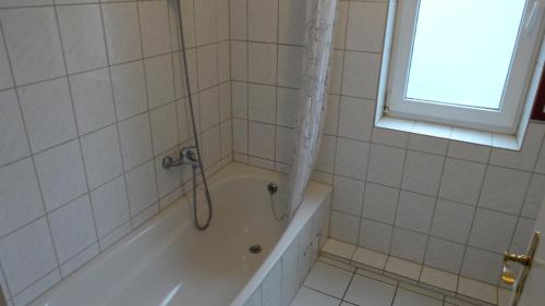 a bathroom with a bath tub with a shower at Charmantes Apartment in Mittelfeld in Hannover