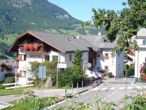 un hotel sul lato di una strada con montagne di Hotel Fortuna a Ortisei