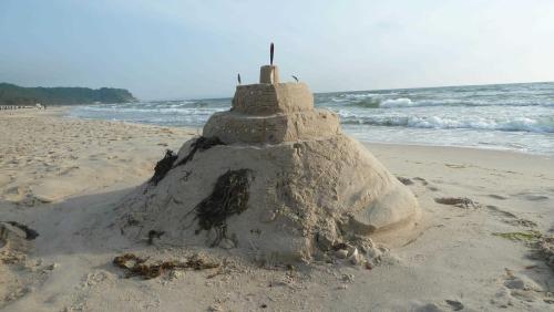 a sand castle on a beach near the ocean at Baabe Ferienwohnung 21 Kajuete Ref in Baabe