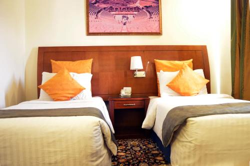 เตียงในห้องที่ Amra Palace International Hotel