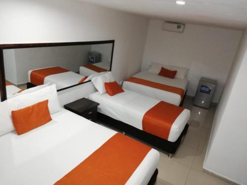 Кровать или кровати в номере Hotel Cafe Plaza