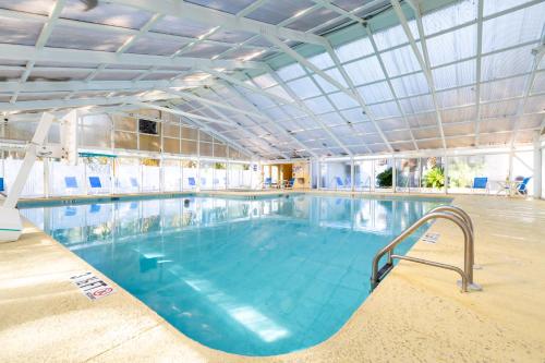 una gran piscina cubierta de agua azul en Country Club Villas by Capital Vacations en Myrtle Beach
