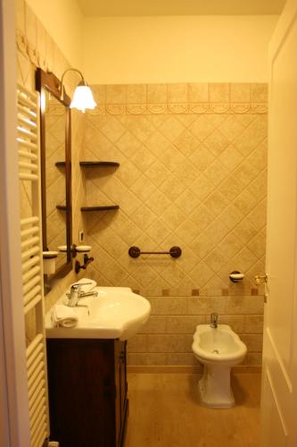 a bathroom with a sink and a toilet at Villa Cappuccini in Castiglion Fiorentino