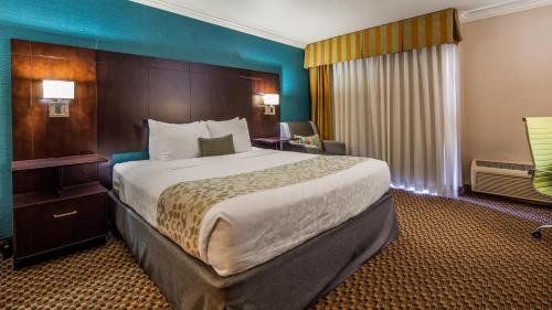 1 dormitorio con 1 cama grande en una habitación de hotel en Best Western PLUS La Mesa San Diego, en La Mesa