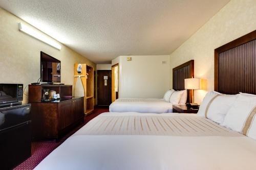 Ένα ή περισσότερα κρεβάτια σε δωμάτιο στο Fireside Inn and Suites