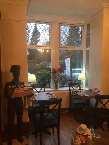 ويستبري هاوس في ويندرمير: شخص يحمل علبة بيتزا في غرفة بها نوافذ