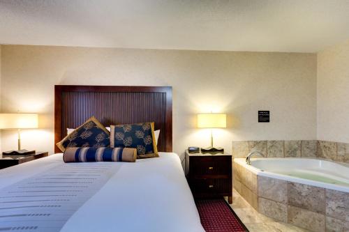Ένα ή περισσότερα κρεβάτια σε δωμάτιο στο Fireside Inn and Suites