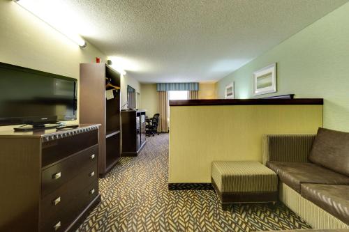 Μια τηλεόραση ή/και κέντρο ψυχαγωγίας στο Fireside Inn and Suites