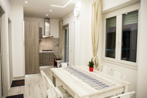 Una cocina y un comedor con mesa y sillas. en San Pietro Dreaming Rooms, en Roma